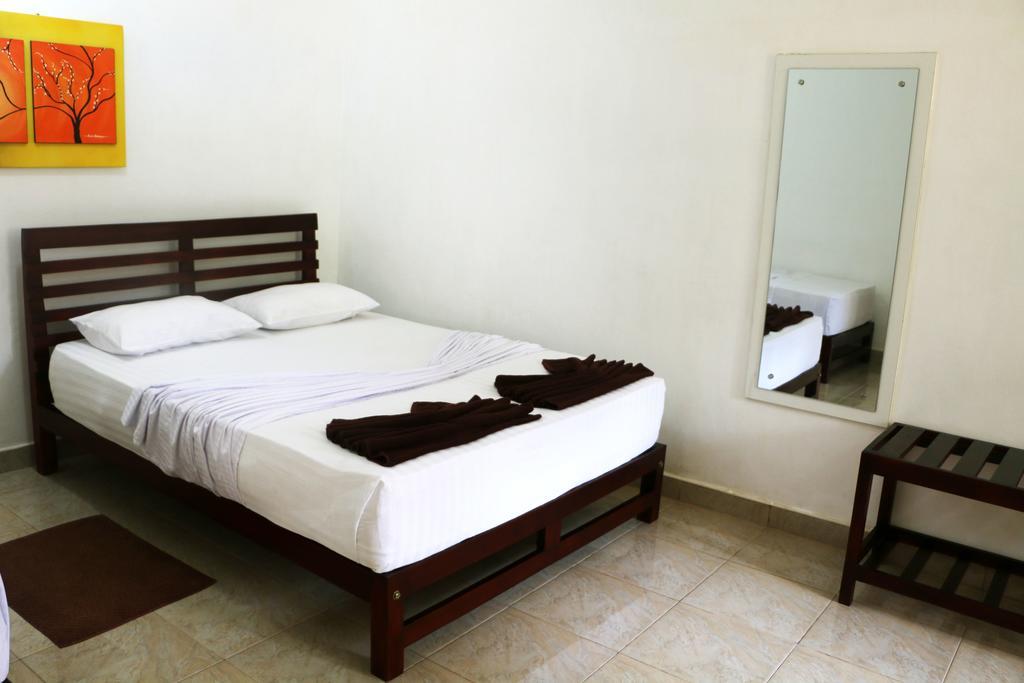 אנוראדפורה Hotel T & T מראה חיצוני תמונה